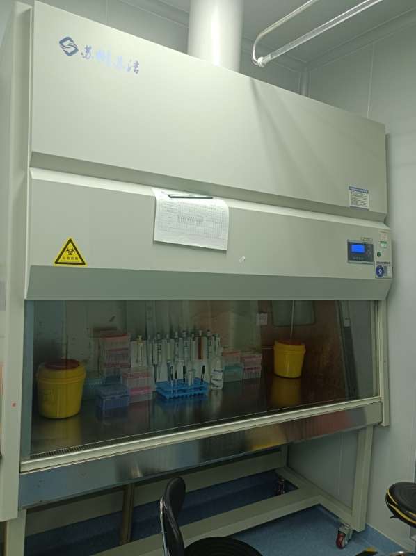 蘇潔BSC-1300IIA2型生物安全柜玻璃門不能固定位置，拉上去后自己滑下來