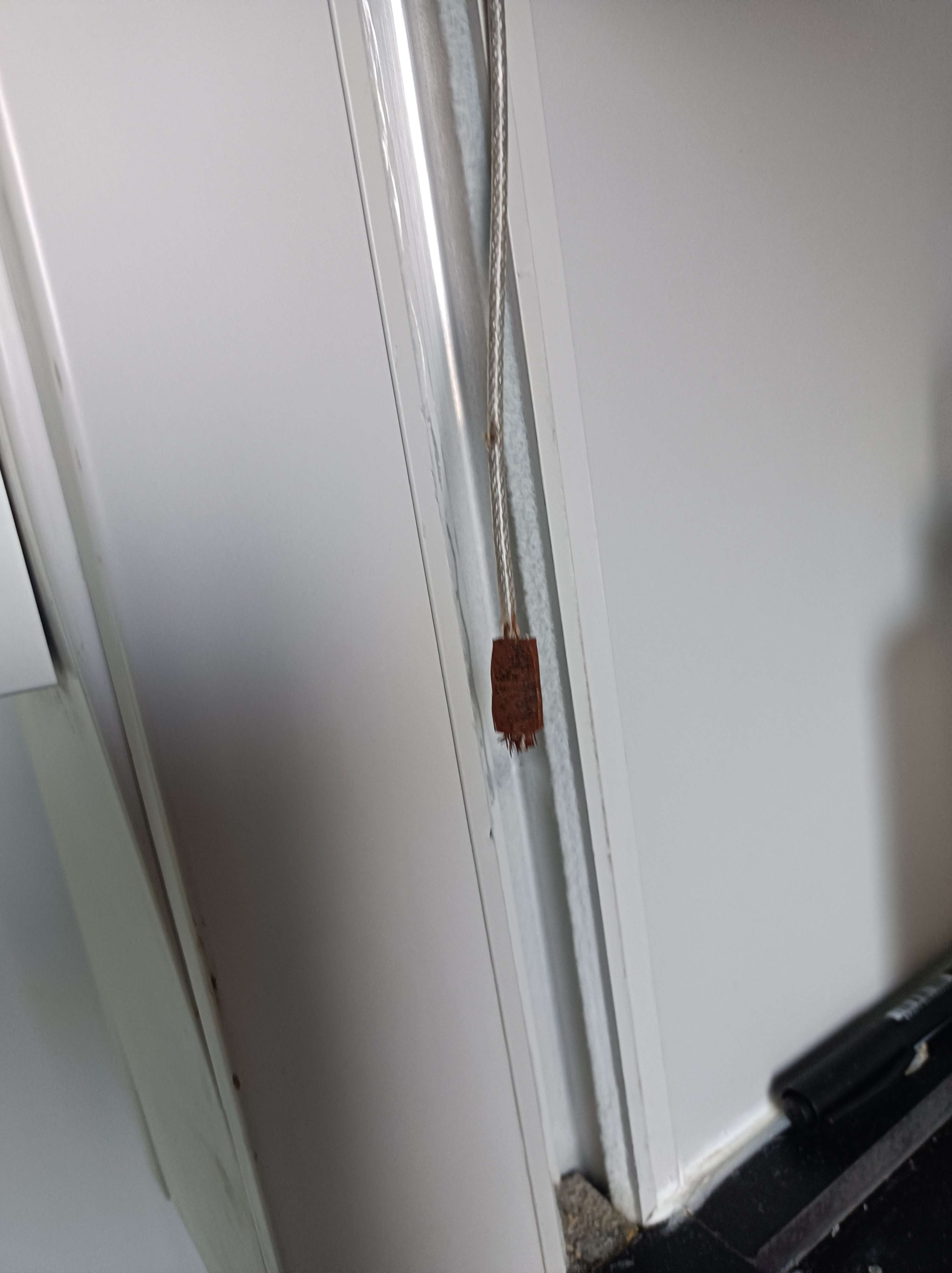 通风橱玻璃门钢丝断了，门卡死了
