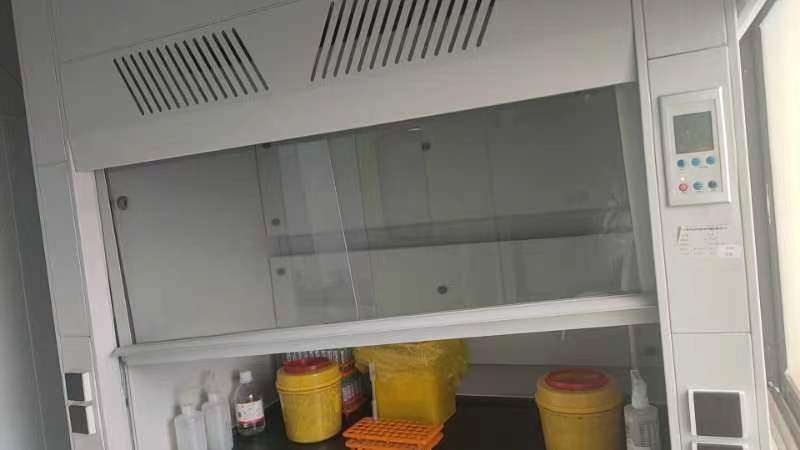 通风橱玻璃门钢丝断了，门卡死了