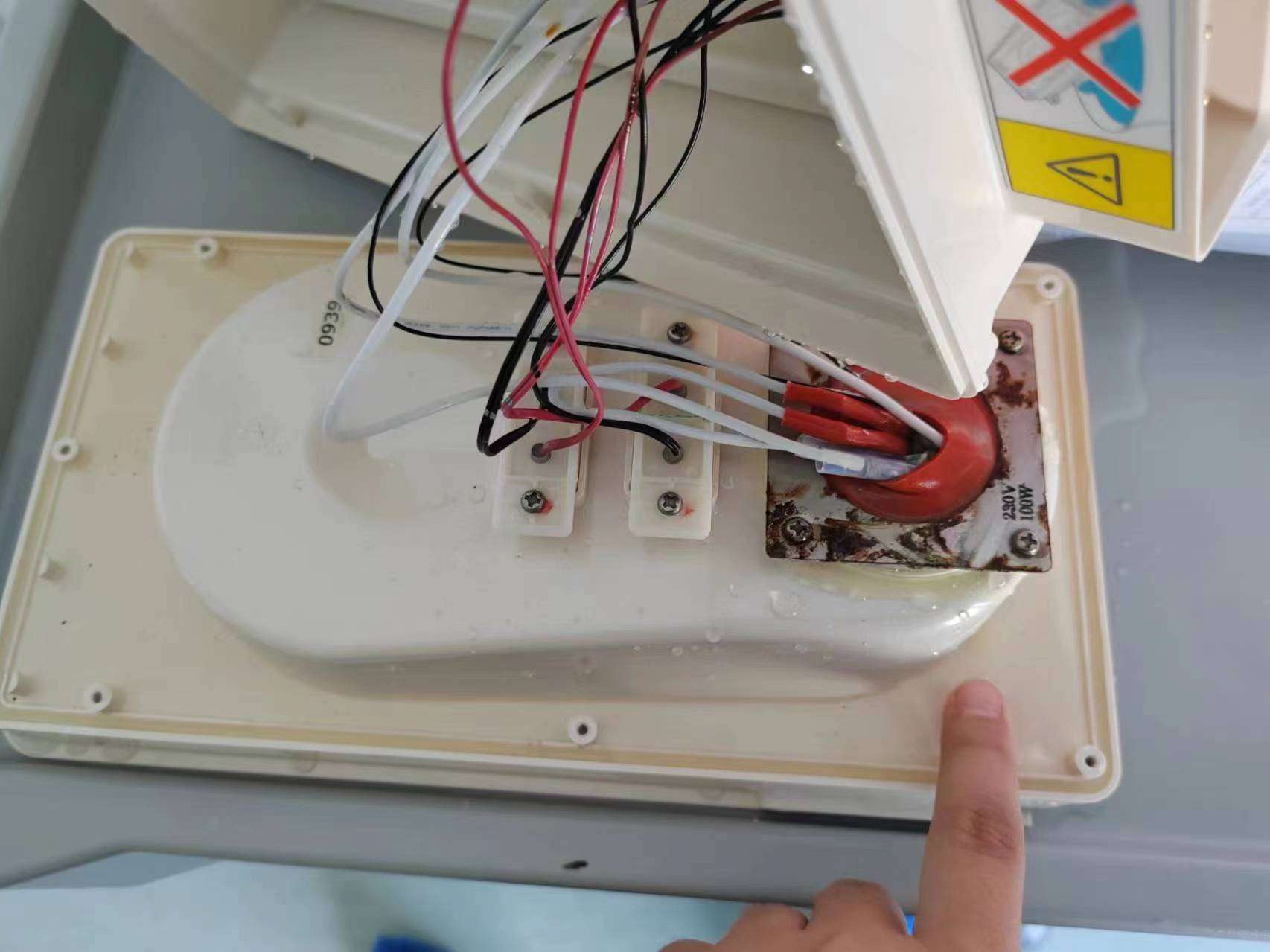 采购一个阿童木新生儿暖箱的加湿槽单体或图中圈出来的加温件
