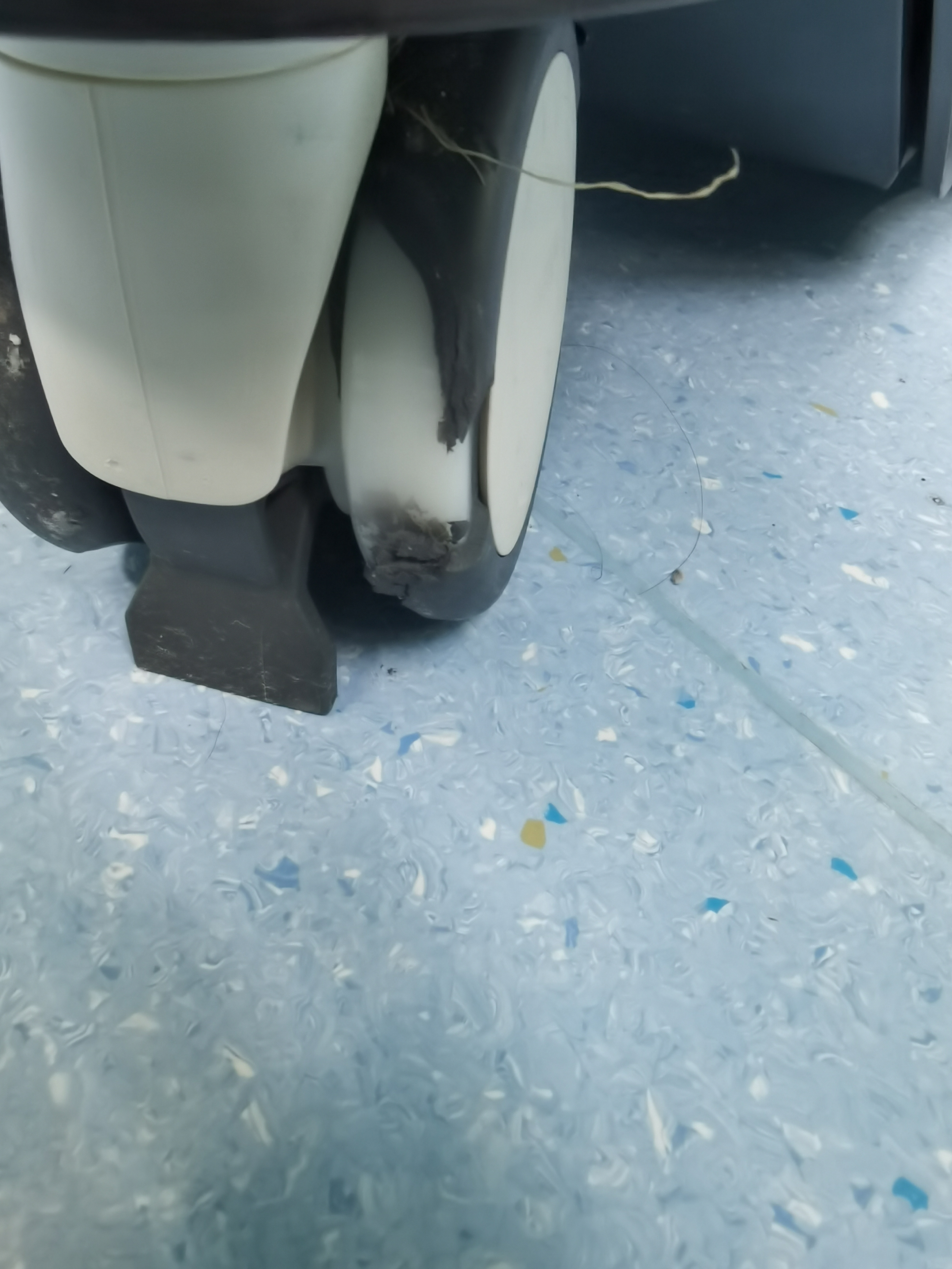 广州 院内，蔡司OPMI SESERA手术显微镜需要更换轮子，轮子胶皮烂了。