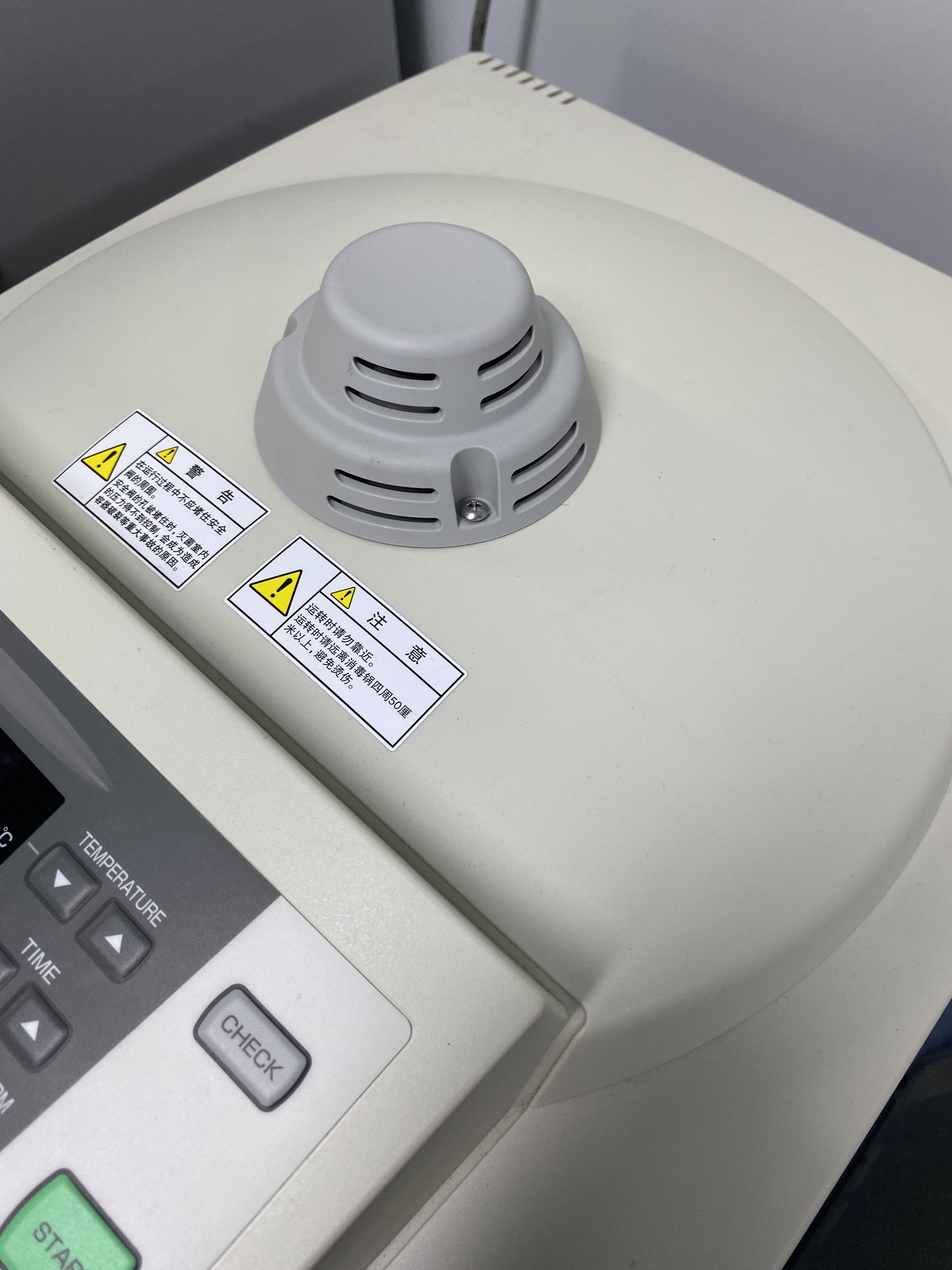 TOMY，BX-500，蒸汽灭菌器内胆上的盖子变形，图一是故障图片，图二是正常图片