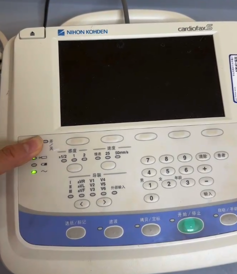 ECG-2250，多道心电图机，通电后开机无反应，屏幕无显示