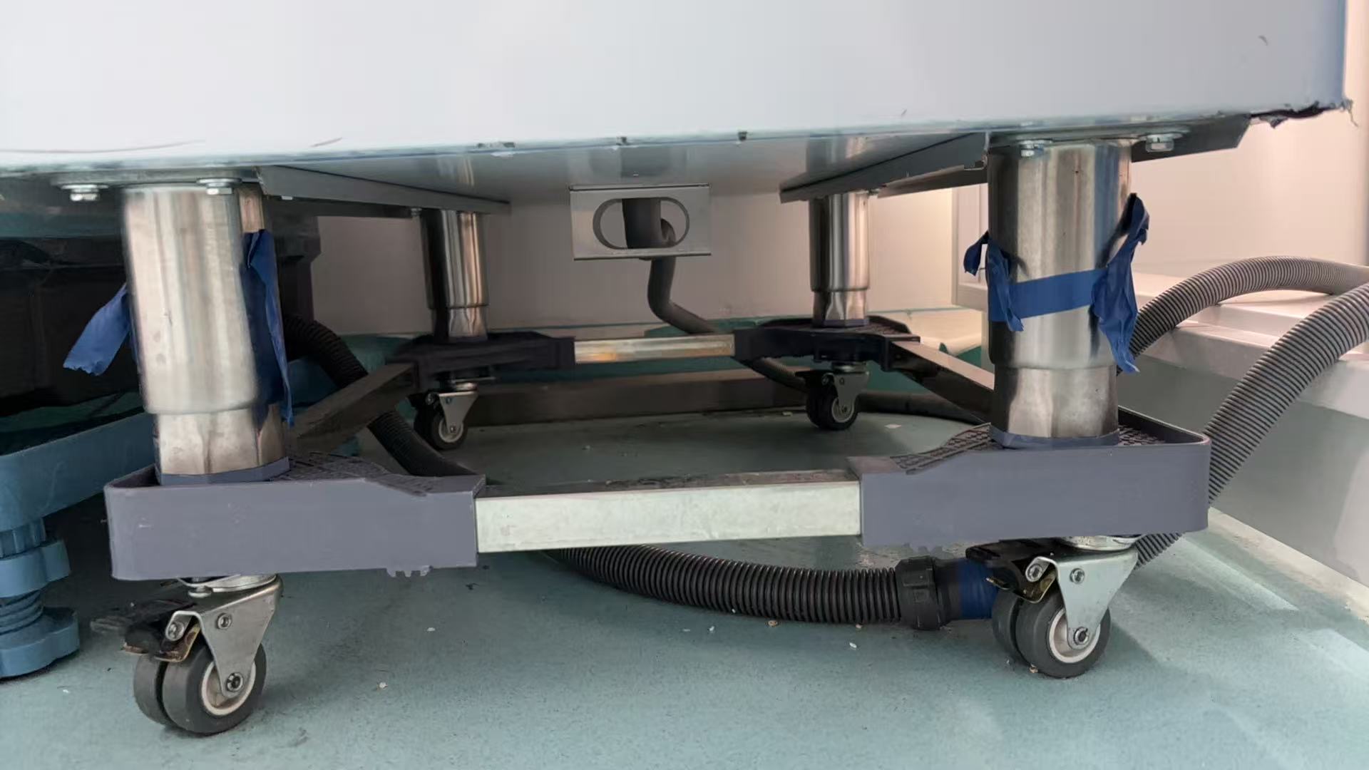 制冰机，下面的孔好像堵了