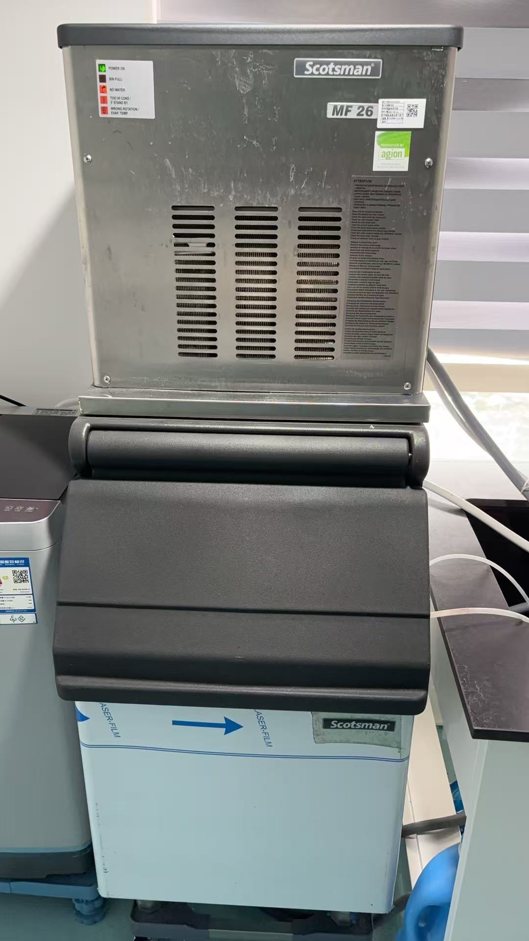 制冰机，下面的孔好像堵了