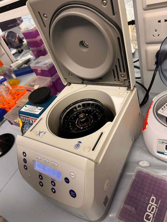 维修小型离心机转子上盖密封圈