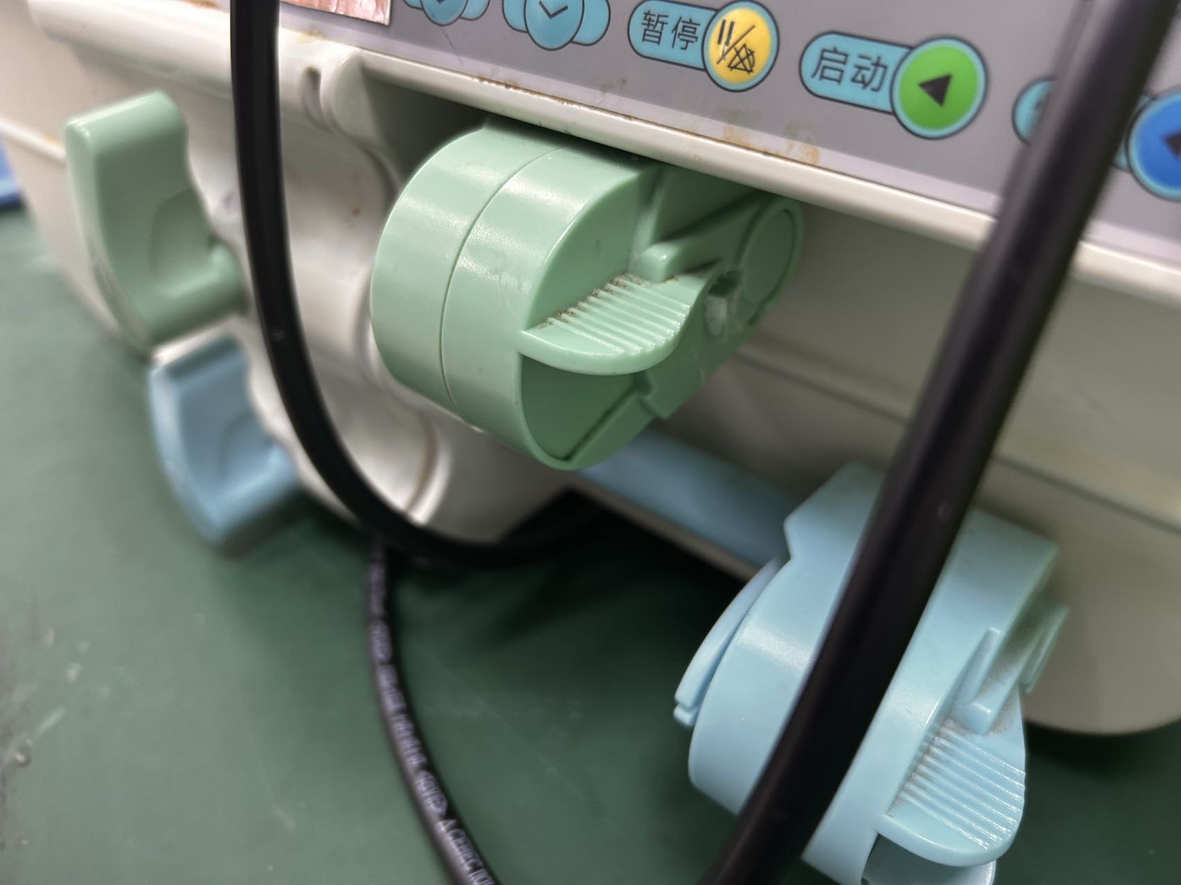 维修圣诺输液泵架子断裂