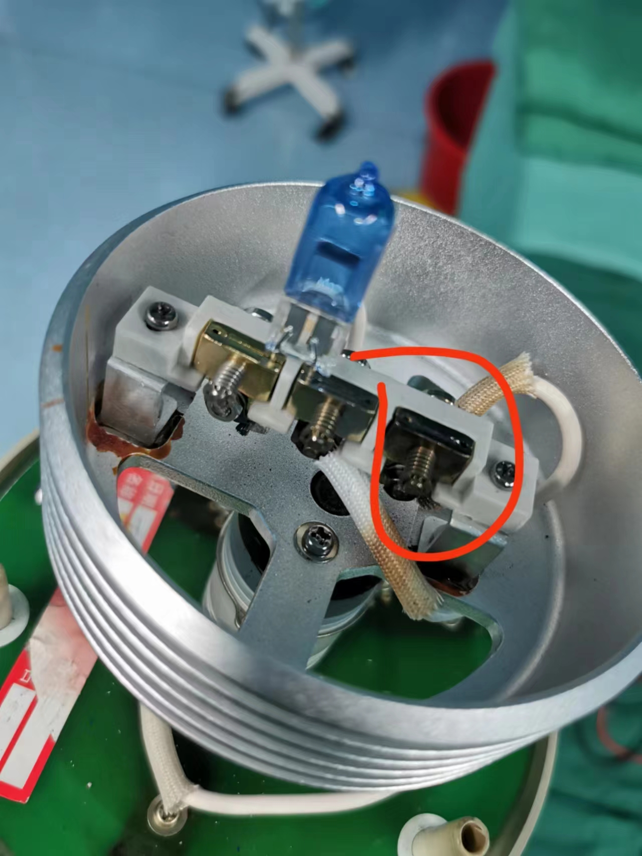维修美兰迪 手术灯 ML600/D 铜片氧化，陶瓷座不稳，灯泡瓷座