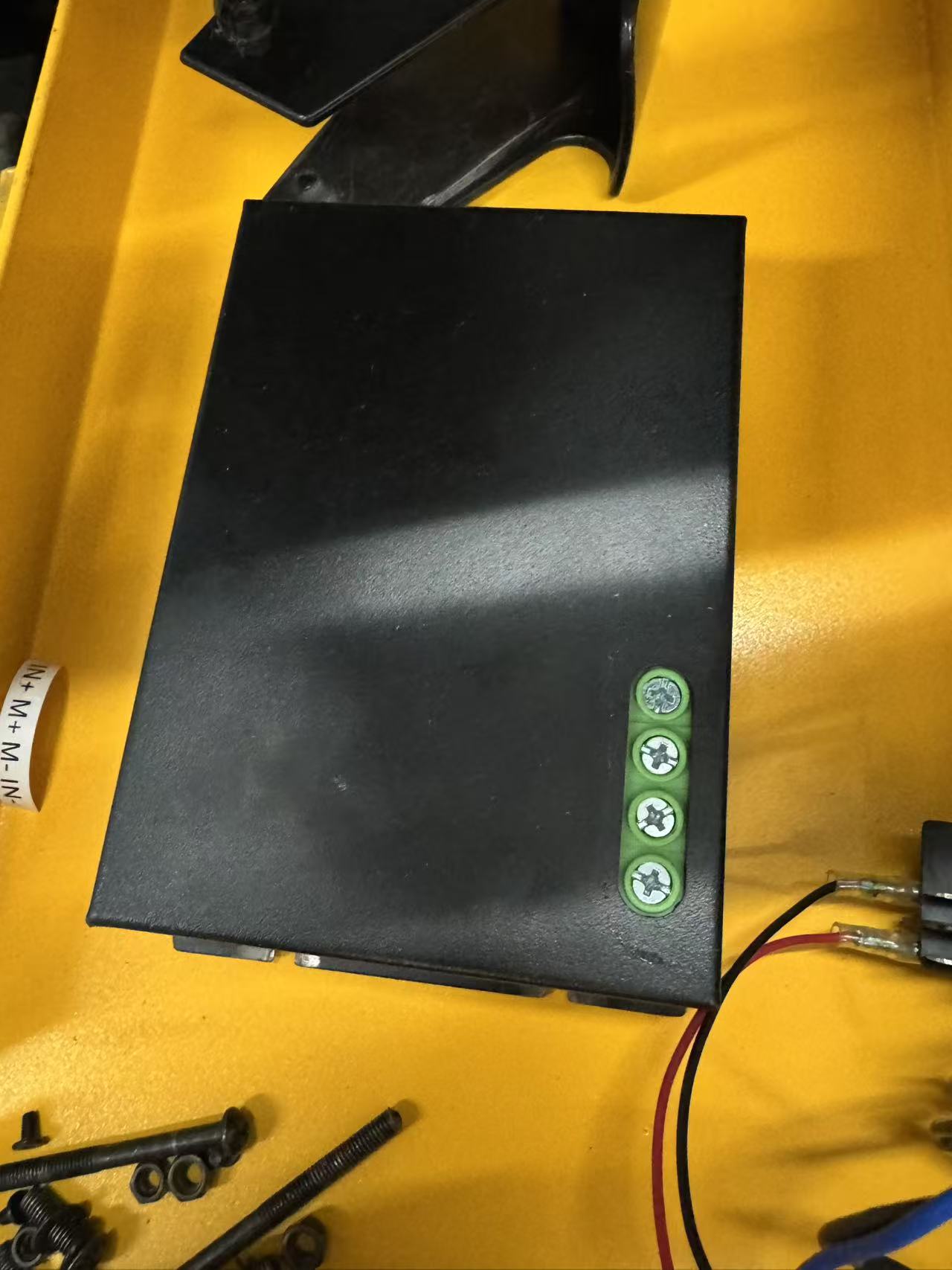 維修WSX-AD-2 電動(dòng)擔(dān)架車，驅(qū)動(dòng)器。