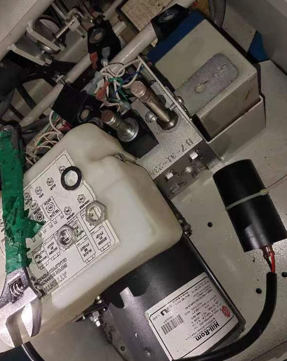 维修美国熠隆 转运床 P900 油路故障，漏油，按动机器按键时无法工作 
