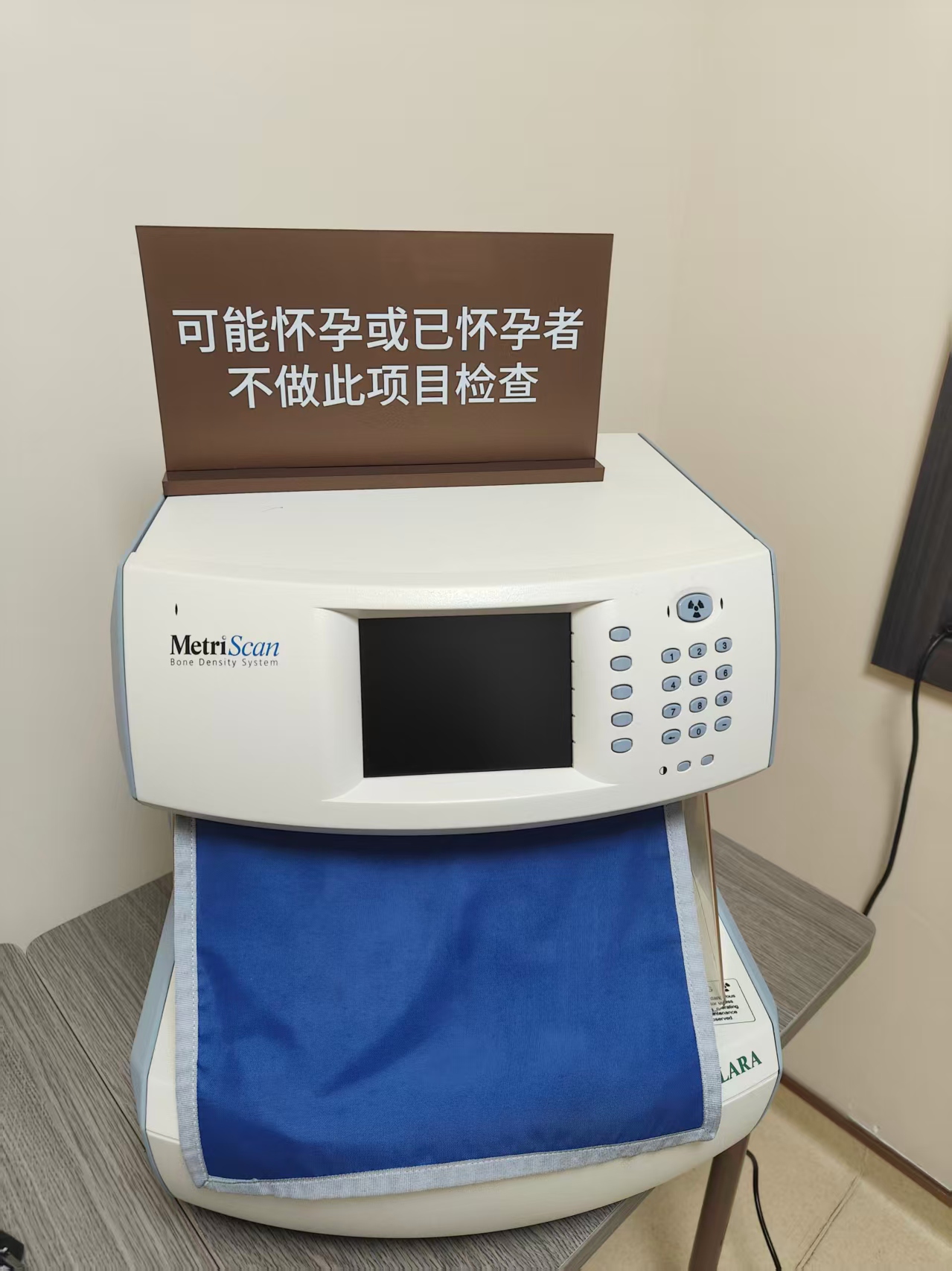 维修迈尔斯骨MetriScan 骨密度仪开机使用，显示屏是不亮，不通电