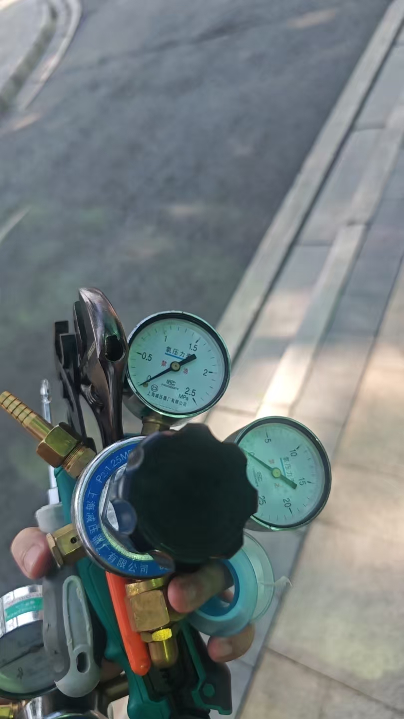 维修氧气减压阀连接管