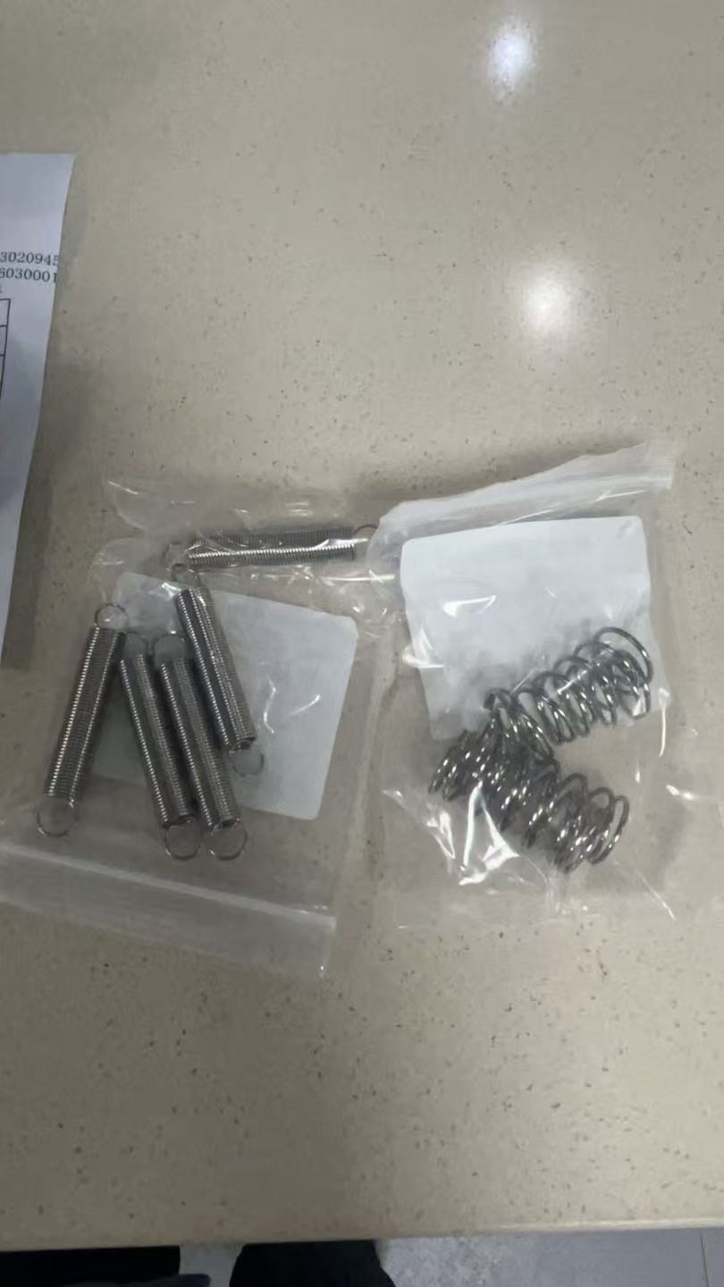 维修签收机上管模块挡板无法复位，更换弹簧拉簧，将签收机与传输位置挪开，打开外壳从背后更换配件