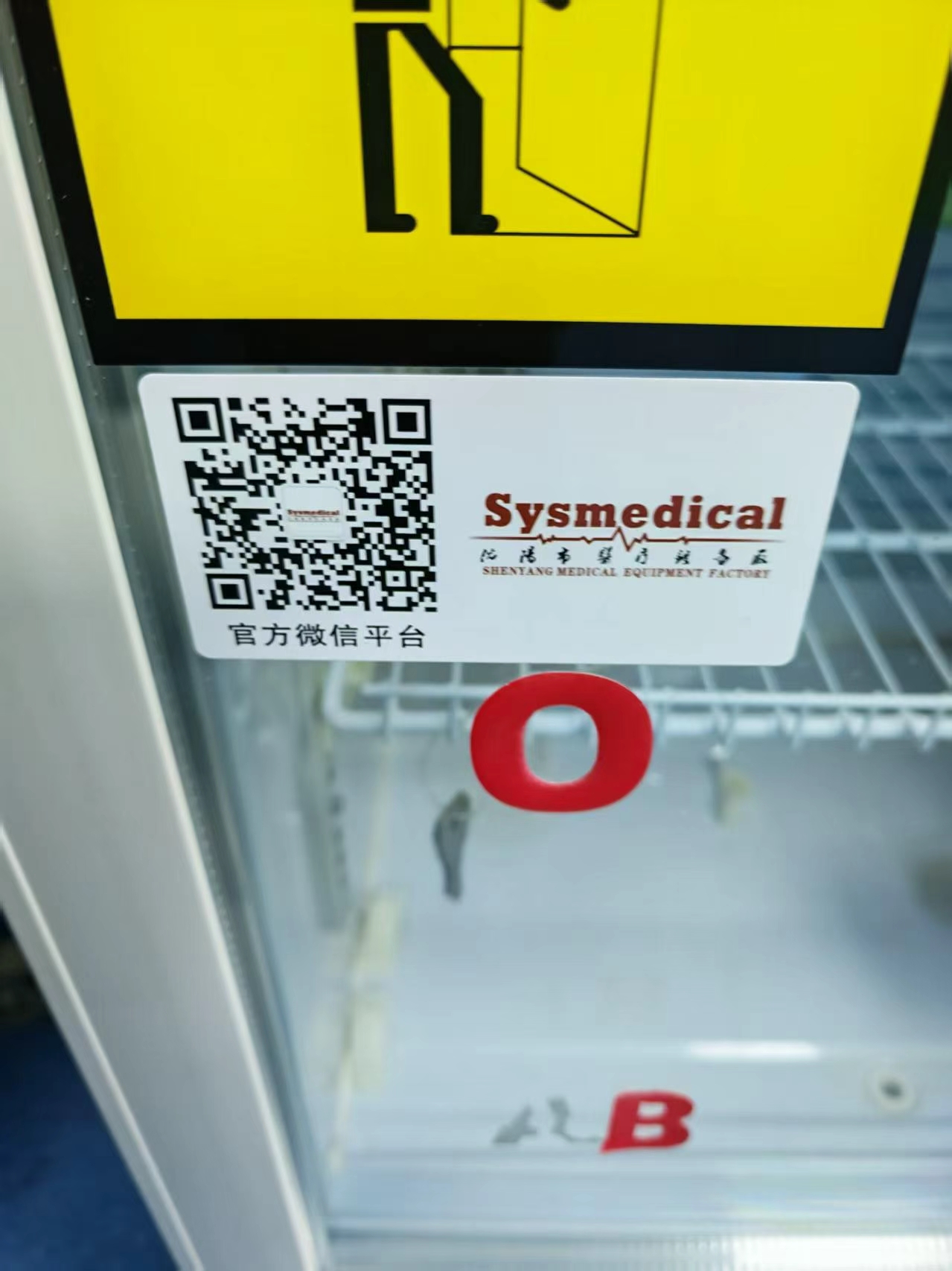 一台冰箱内有水出来，不知道原因擦干后又会有，另外一台不运行了